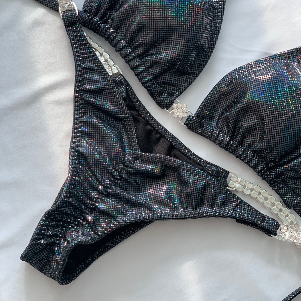 Black hologram competition bikini posing s… - Picture 5 of 8